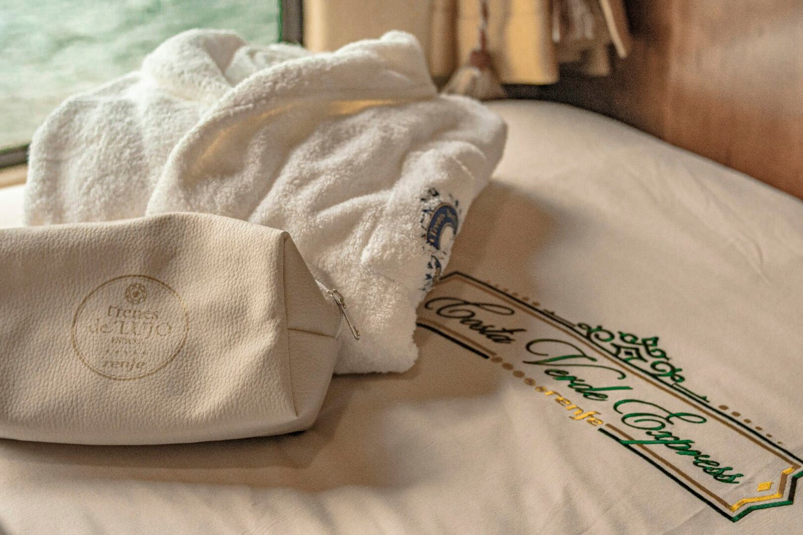 Toallas limpias dobladas sobre cama, parte del servicio de limpieza para Airbnb en Guanacaste