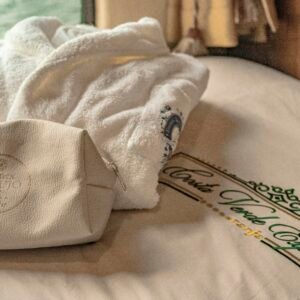 Toallas limpias dobladas sobre cama, parte del servicio de limpieza para Airbnb en Guanacaste